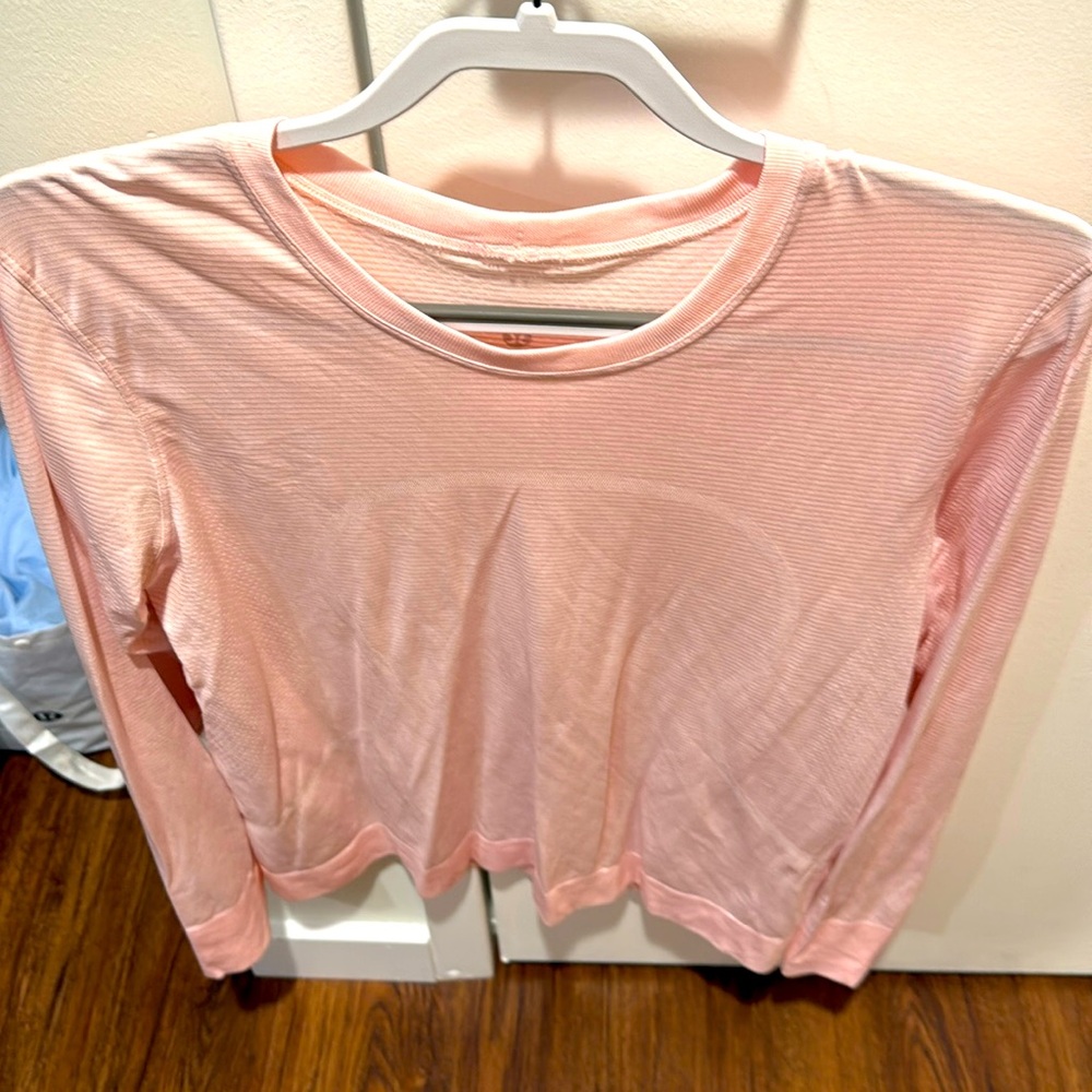 EUC Swiftly Relaxed Long Sleeve 
(worn once) baby pink color